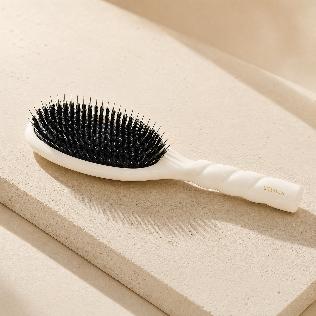 Solivia No-Shampoo-Bürste in Creme auf Travertin